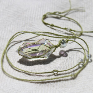 Naszyjnik lniany Avani z kryształem górskim aurycznym