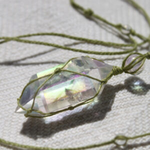 Naszyjnik lniany Avani z kryształem górskim aurycznym