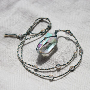 Naszyjnik lniany Elisai z kryształem górskim aurycznym