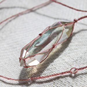 Naszyjnik lniany Mirai z kryształem górskim aurycznym