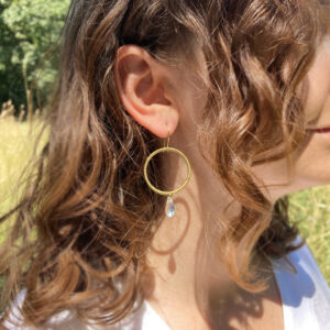 Mosiężne złote kolczyki Mahi z kryształami