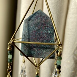 Łapacz słońca z rubinowym kyanitem