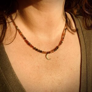 Naszyjnik z kwarcem dymnym, tygrysim okiem, szafirem i granatem