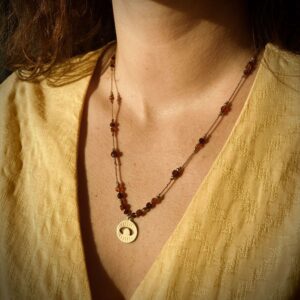 Naszyjnik sznurkowy z granatem