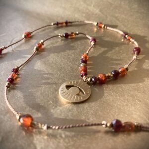 Naszyjnik sznurkowy z granatem